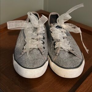 Women’s 7 Gray Flannel Sperrys